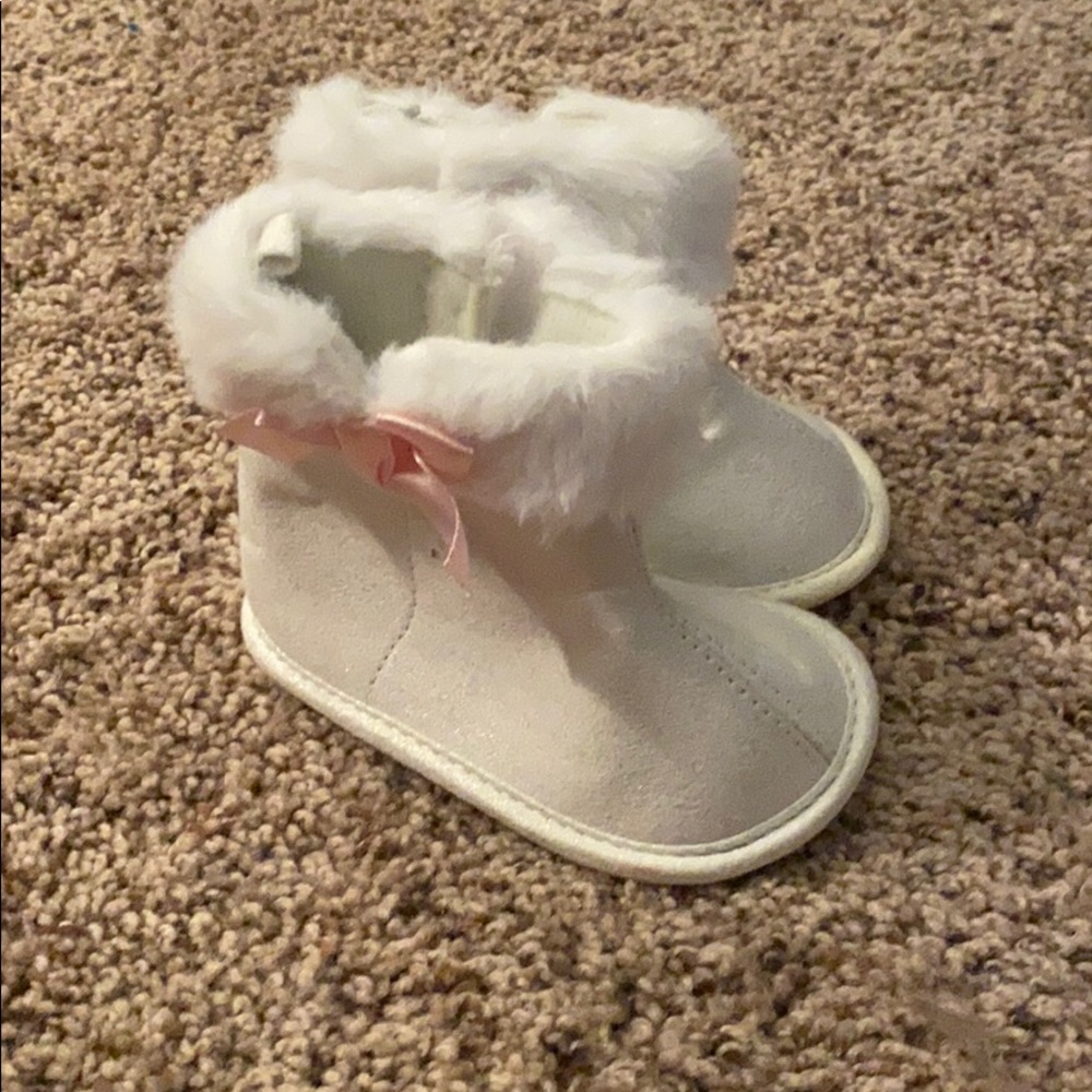 3-6 month white with pink bow and fur baby boots